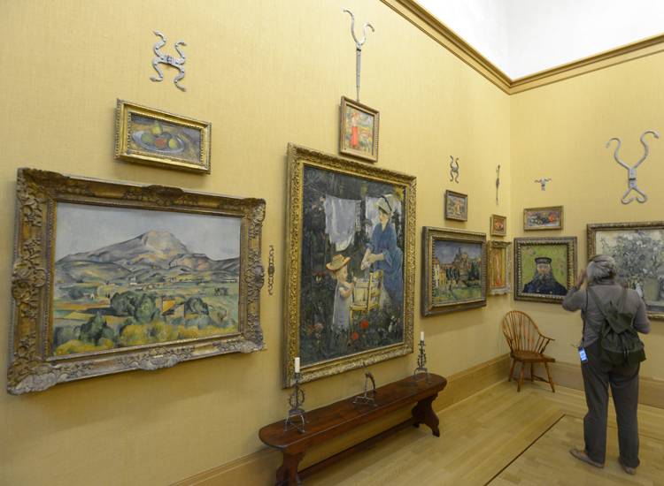Una sala della Barnes Foundation con opere di Cézanne, Renoir e Van Gogh.